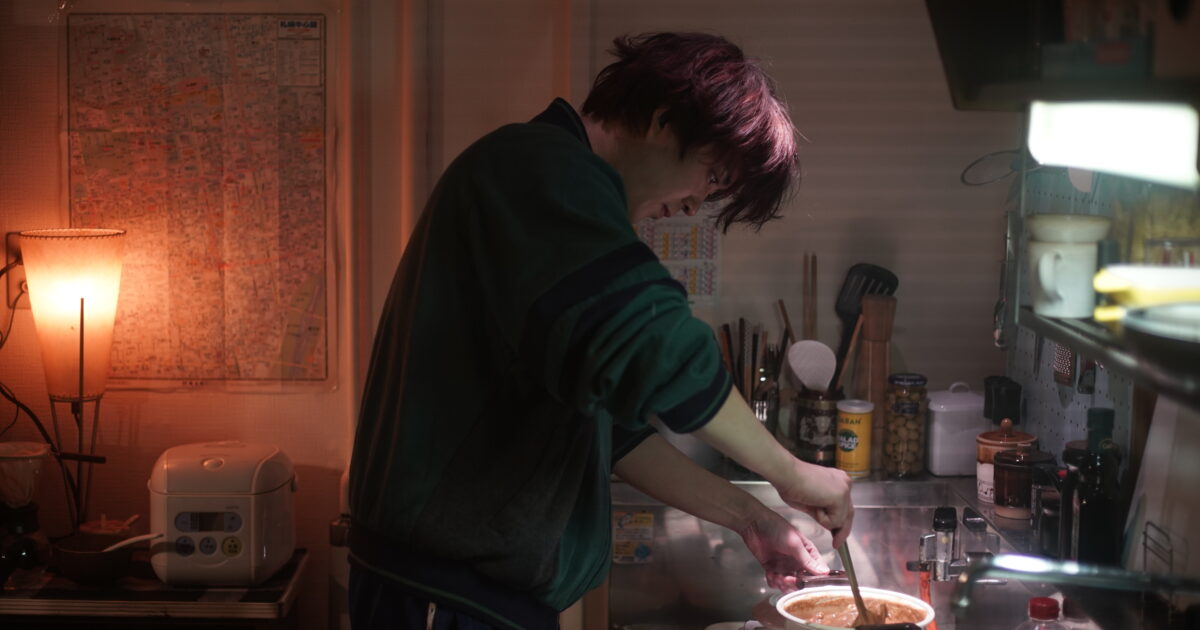 【送料無料】若葉竜也さん掲載ページ（約A3サイズ）#7193 恋人のためにカレーを作る若葉竜也…etc 場面写真5点解禁！ | 映画